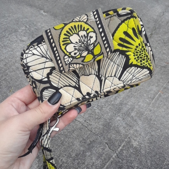 Vera Bradley Handbags - LAST CHANCE Vera Bradley wallet/wristlet